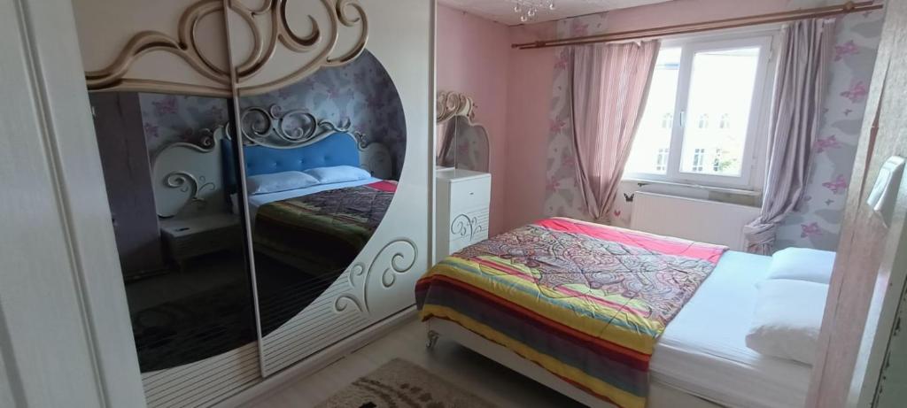 - une chambre avec un lit et un grand miroir dans l'établissement ALTAY MOTEL, à Yalova