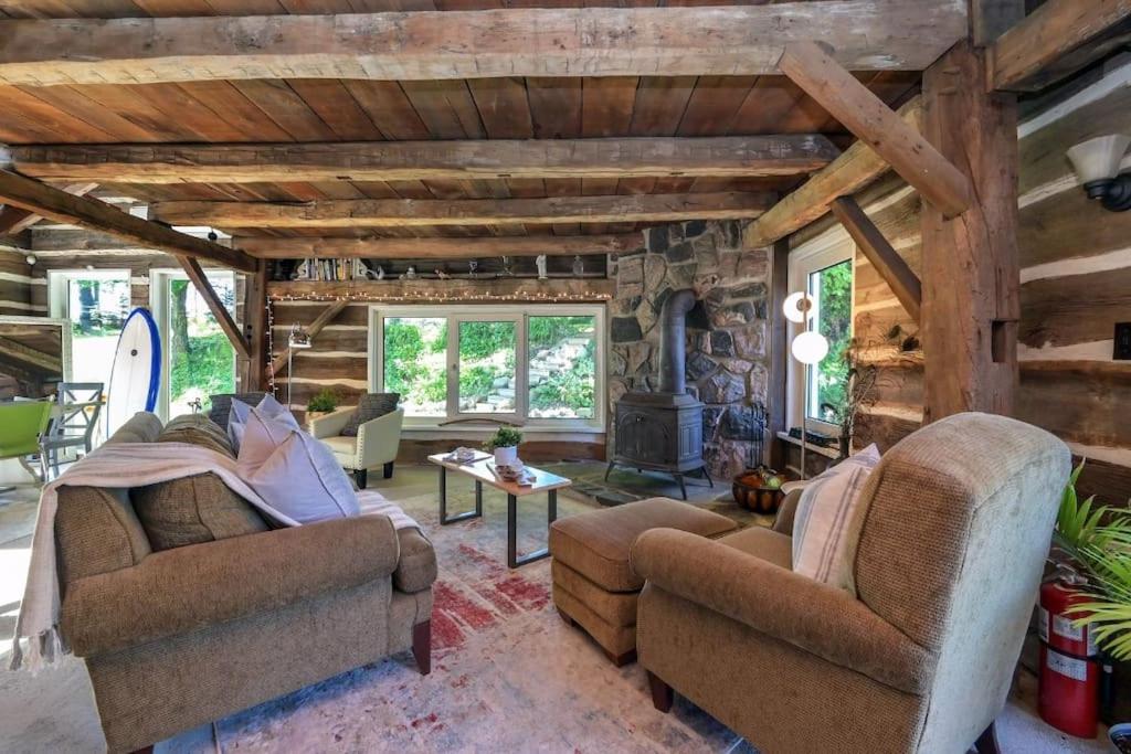 Χώρος καθιστικού στο A charming, rustic 150 year old Carriage House