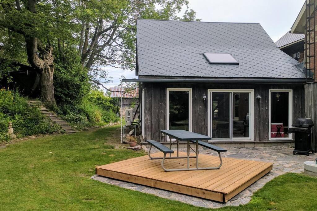 Κήπος έξω από το A charming, rustic 150 year old Carriage House