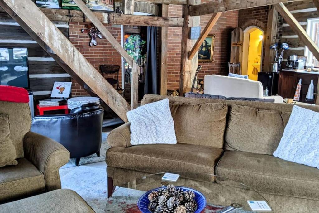 Χώρος καθιστικού στο A charming, rustic 150 year old Carriage House