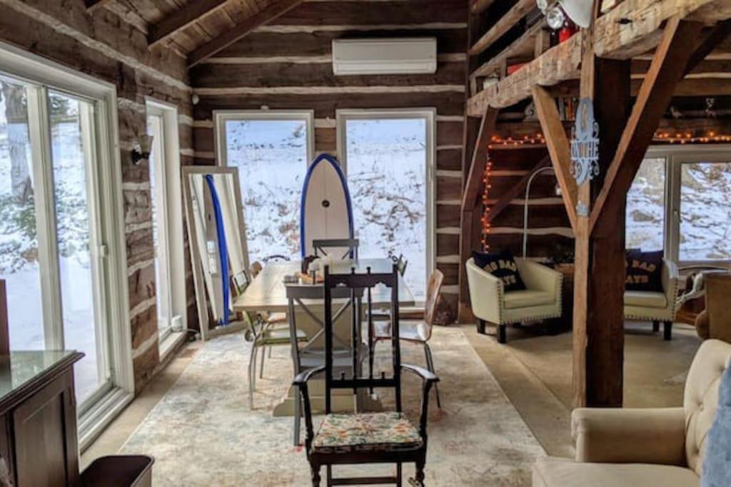 Χώρος καθιστικού στο A charming, rustic 150 year old Carriage House