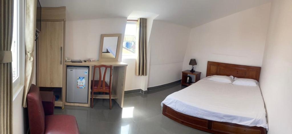 Giường trong phòng chung tại Tuyet Son Hotel