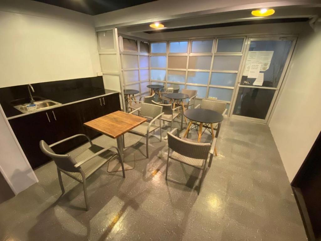 Kuchyň nebo kuchyňský kout v ubytování ARK Hostel City Center Manila