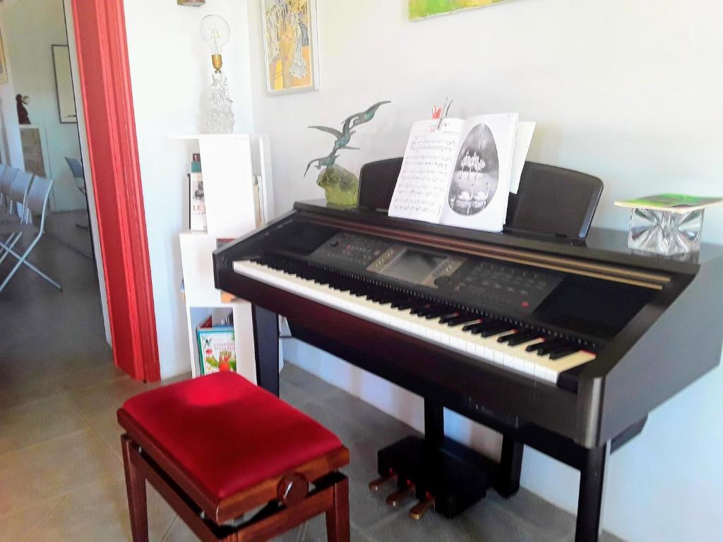 Roussillon Tabouret de piano – Mis en Demeure