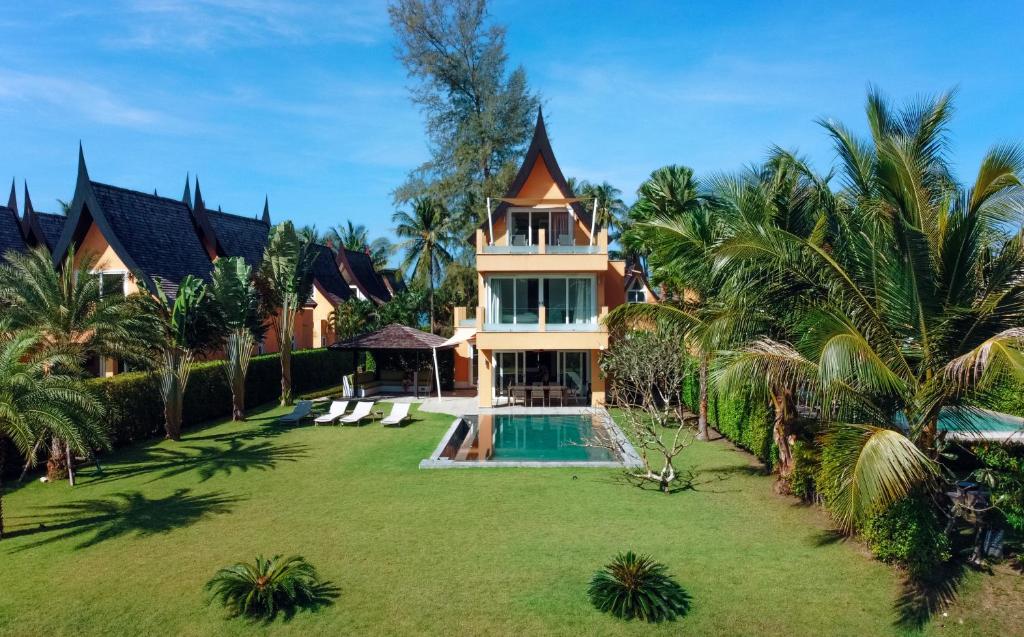 eine Luftansicht eines Hauses mit Pool in der Unterkunft Private Pool Villa on Koh Chang in Ko Chang