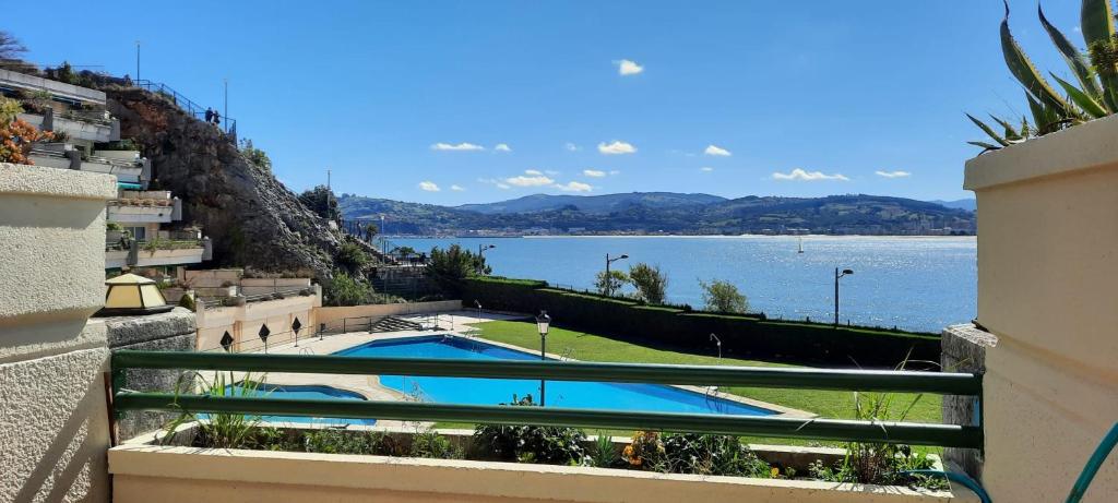 - un balcon avec vue sur l'eau et la piscine dans l'établissement Residencial Vistamar, à Santoña