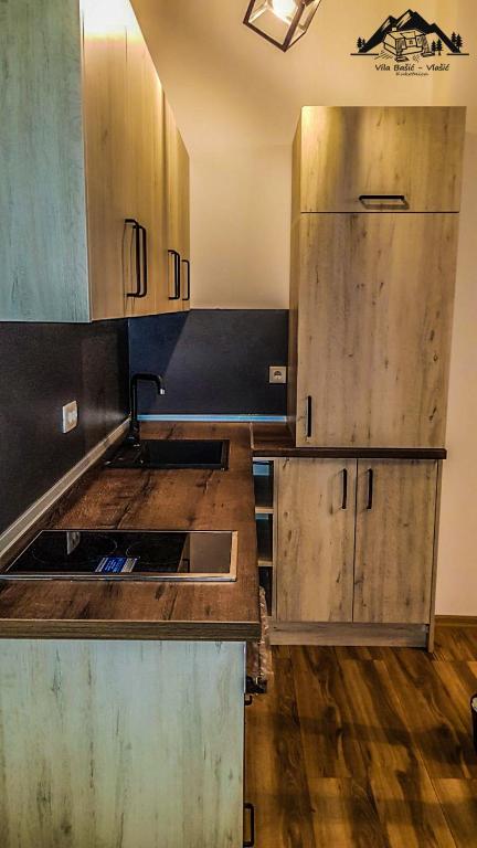 Kuchyň nebo kuchyňský kout v ubytování Vila Bašić Vlašić Apartman VUK