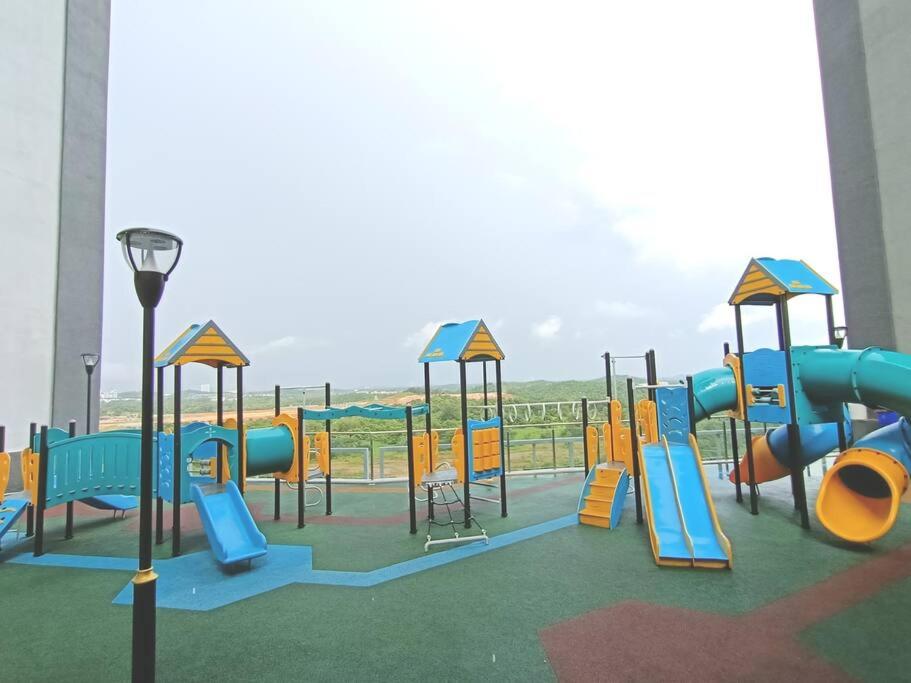 Herní místnost nebo prostor pro děti v ubytování D'Pristine 1BR walking to Legoland Netflix by STAY