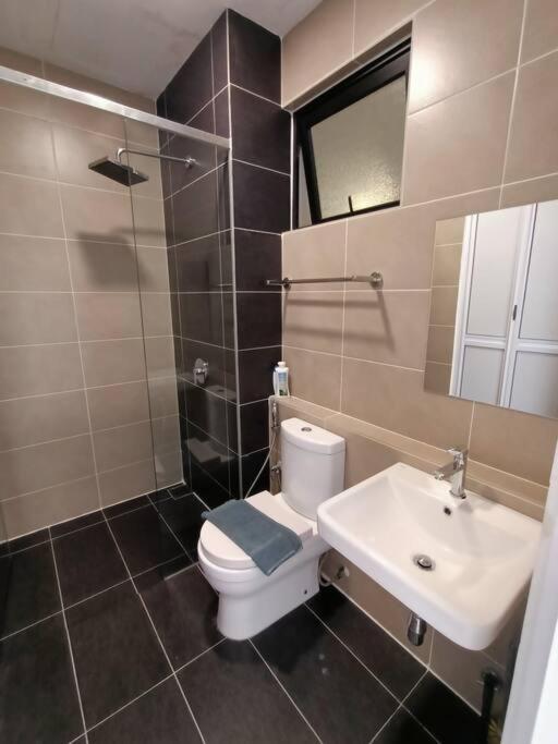 Koupelna v ubytování D'Pristine 1BR walking to Legoland Netflix by STAY