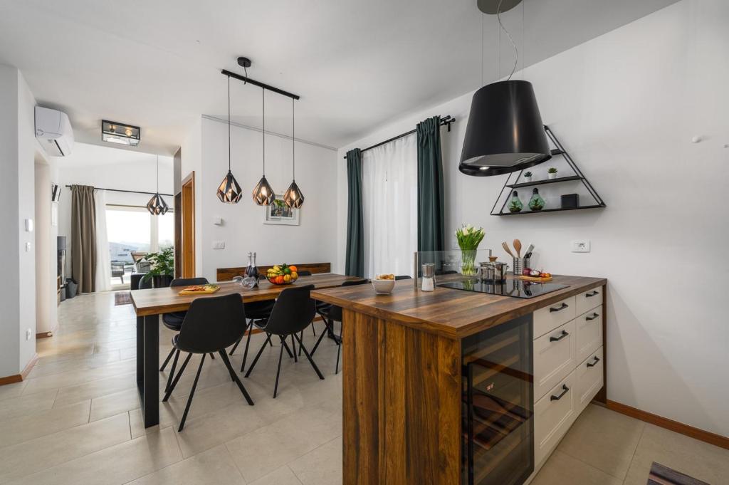 Kuchyň nebo kuchyňský kout v ubytování Villa Oliva Muntrilj