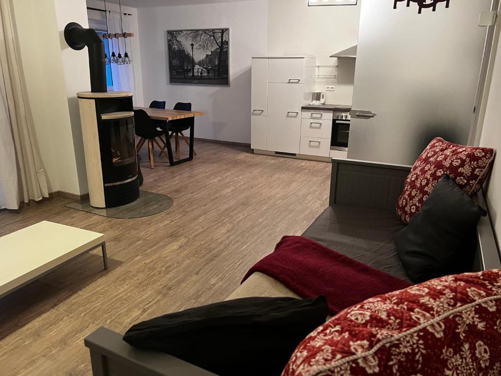 uma sala de estar com um sofá e uma cozinha em Apartment Gröbming Nord em Gröbming