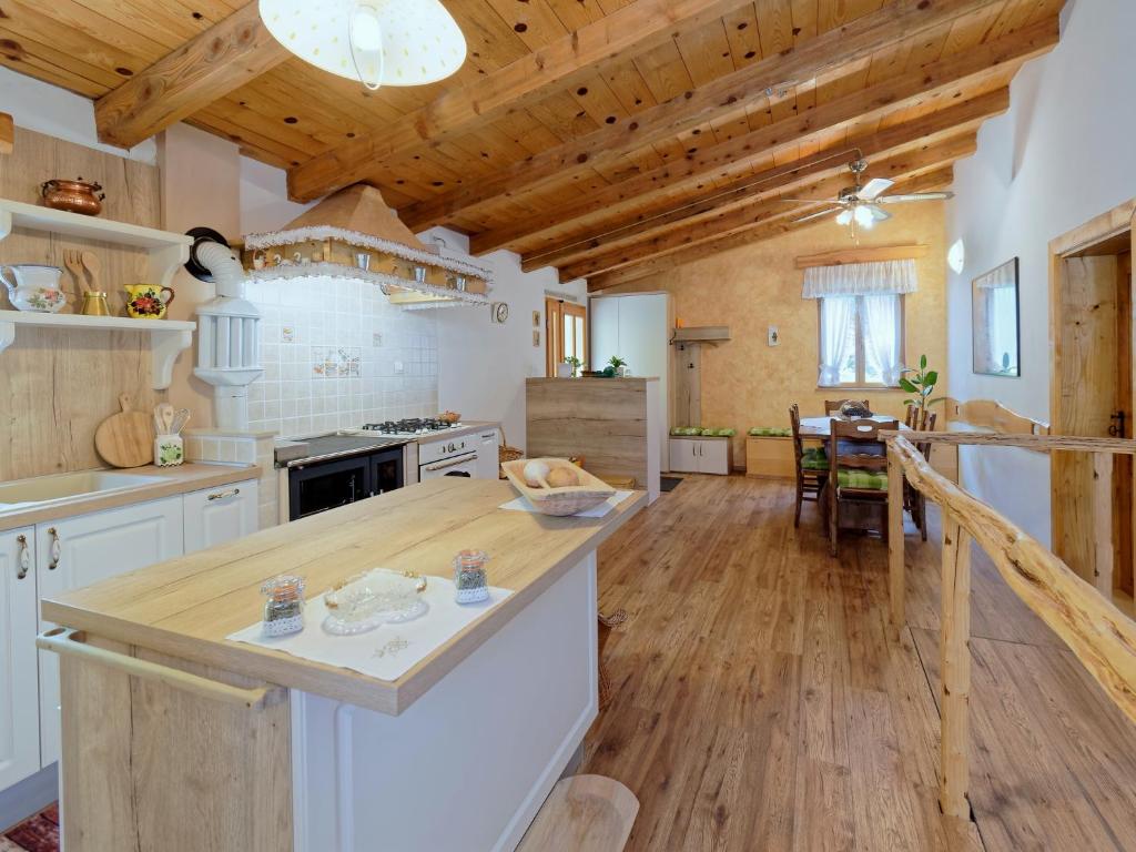 Kuchyňa alebo kuchynka v ubytovaní Casa Mira by Rent Istria
