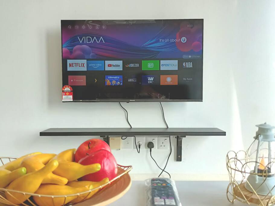 TV a/nebo společenská místnost v ubytování D'Pristine 2BR walking to Legoland Netflix by STAY