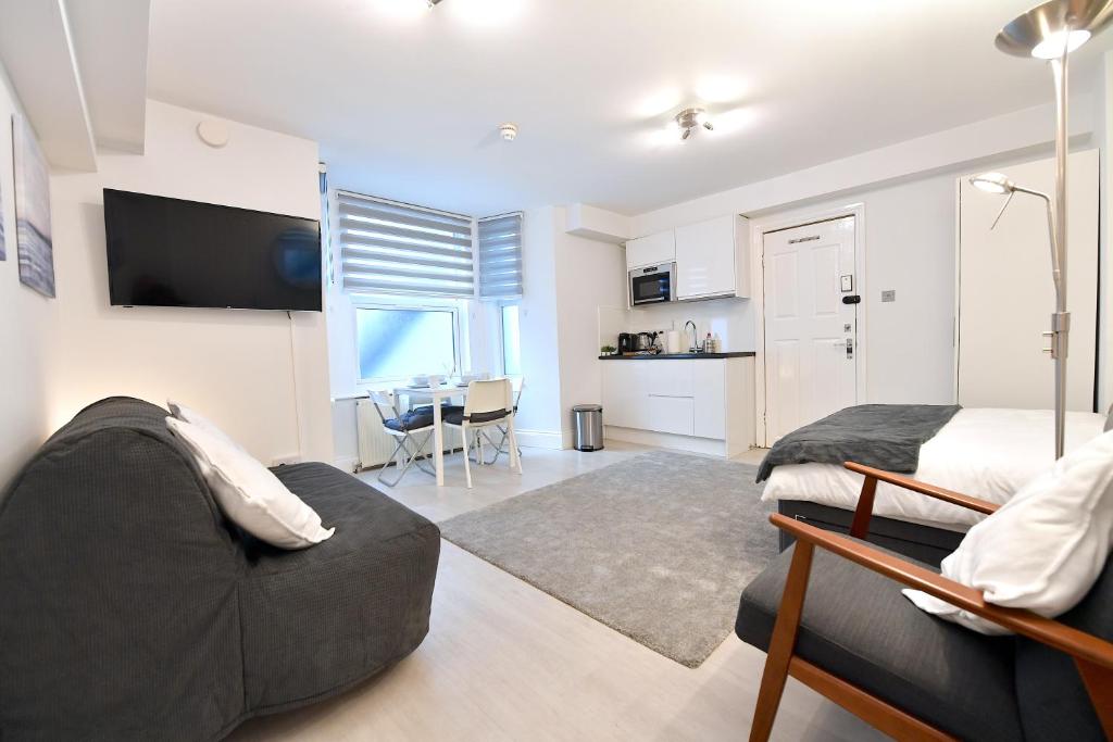 London Studios Very Close to Central Line Underground Shepherds Bush and Westfield Newly Refurbished - Family Studio
