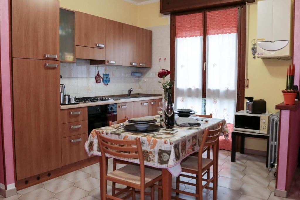eine Küche mit einem Tisch mit Stühlen und einem Tisch in der Unterkunft Guest House Romero in Cadelbosco di Sotto