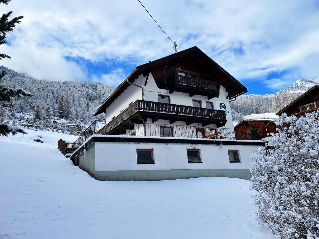 un edificio cubierto de nieve con balcón en la parte superior. en Mountain Lodge Sölden - Ski in Bike out Chalet, en Sölden