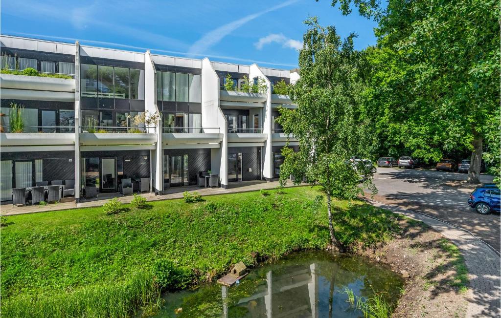 ヘルシンゲルにあるBeautiful Apartment In Helsingr With 1 Bedrooms And Wifiの池のあるアパートメントビル
