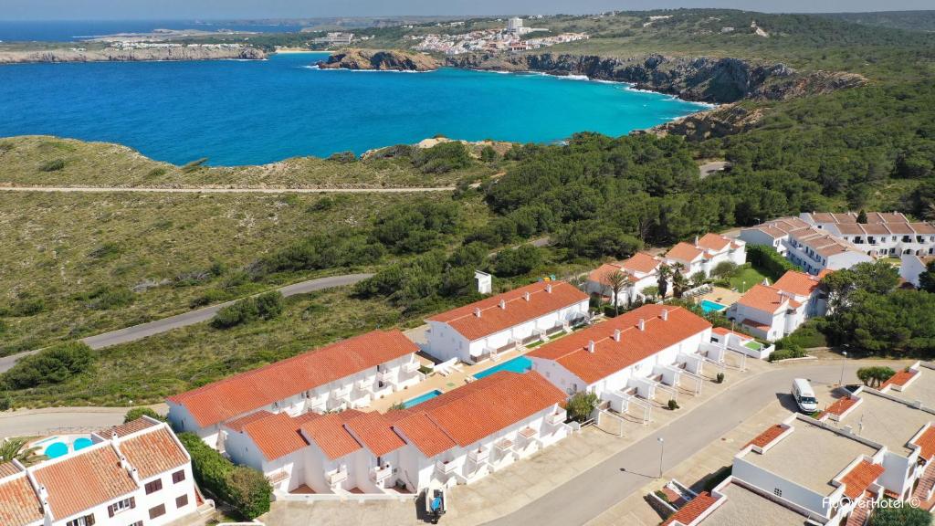 una vista aérea de una pequeña ciudad con el océano en Apartamentos Las Pérgolas, en Son Parc