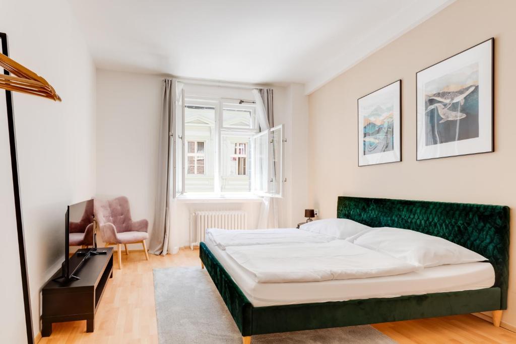sypialnia z łóżkiem i biurkiem w obiekcie Riben House Prague w Pradze