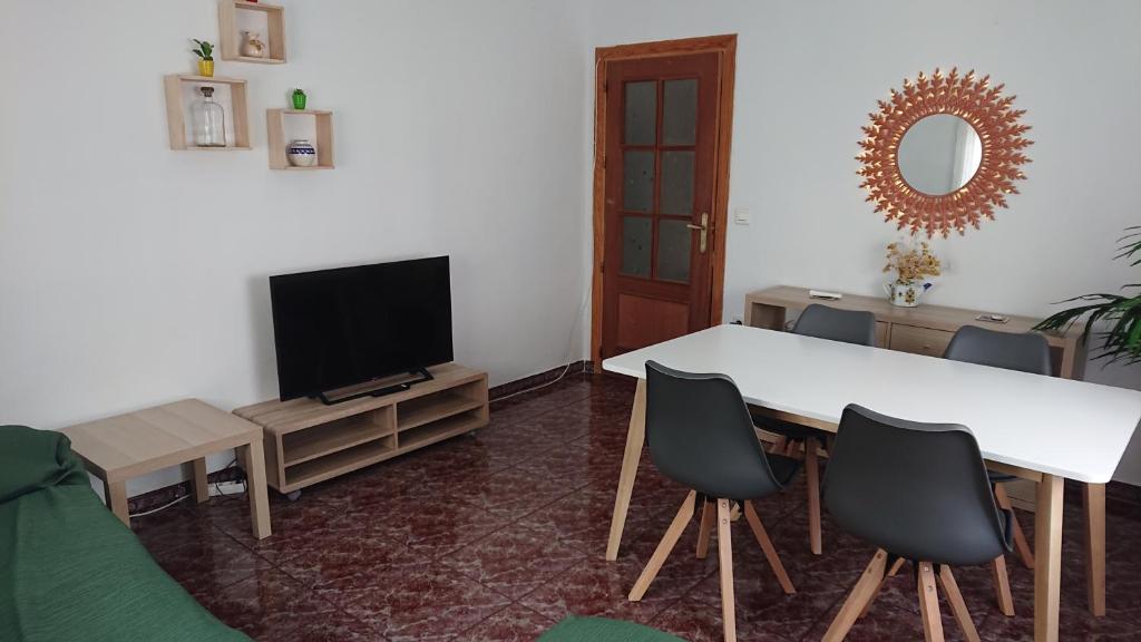 sala de estar con mesa y TV en La Casa de Vicente y Soledad, en Ruidera