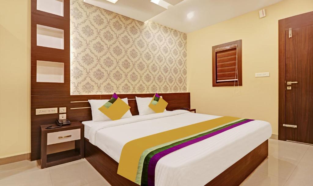 1 dormitorio con 1 cama grande en una habitación en Itsy By Treebo - Sapphire Residency, en Manjeri