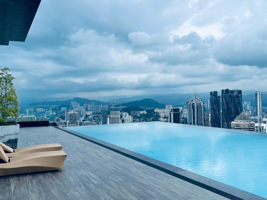 una piscina en la parte superior de un edificio con ciudad en Platinum Suites Tower 2 KLCC, en Kuala Lumpur