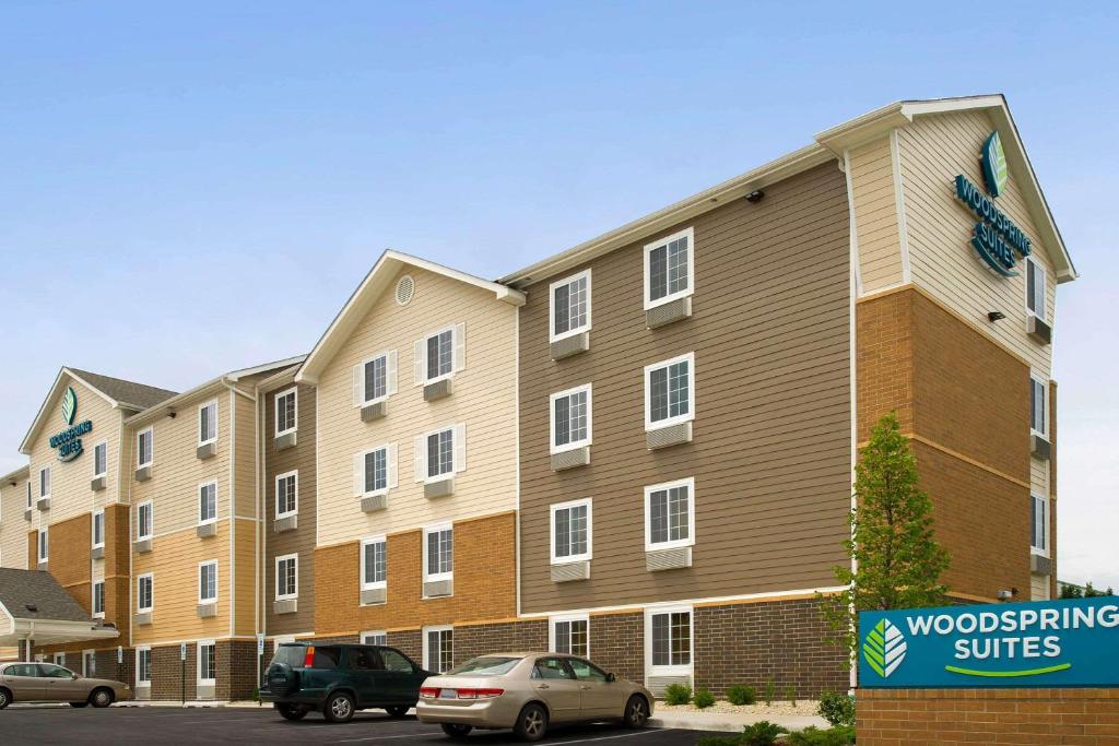 WoodSpring Suites Chicago Romeoville في روميوفيله: مبنى امامه لافته