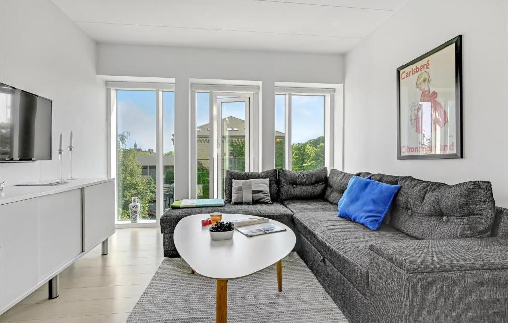 - un salon avec un canapé et une table dans l'établissement Gorgeous Apartment In Aarhus C With Wifi, à Aarhus