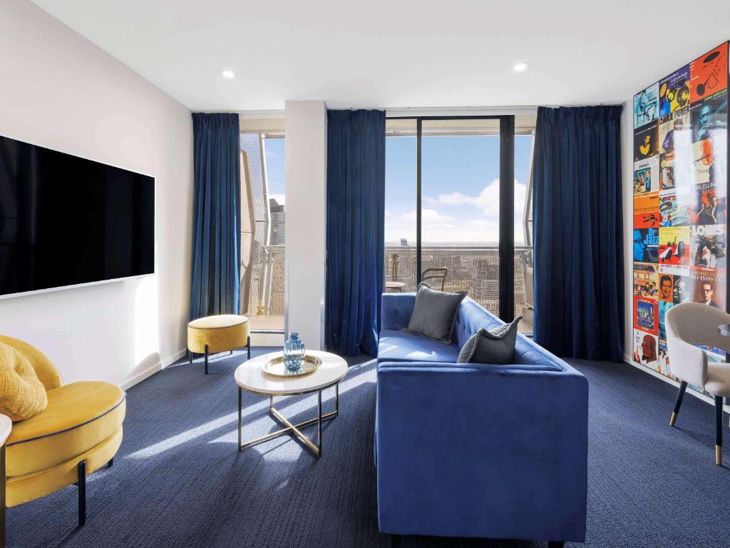 TV a/nebo společenská místnost v ubytování Avani Melbourne Jazz Corner Residences