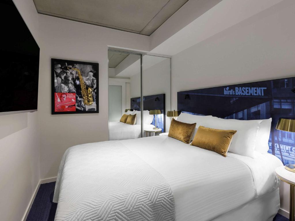 Postel nebo postele na pokoji v ubytování Avani Melbourne Jazz Corner Residences