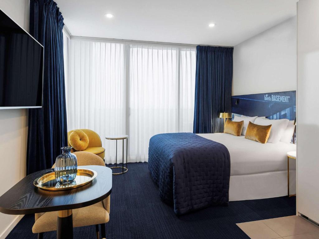 Postel nebo postele na pokoji v ubytování Avani Melbourne Jazz Corner Residences