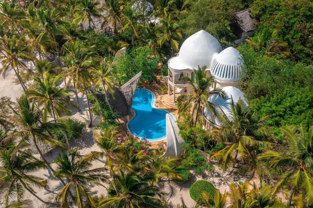 una vista aérea de un complejo con piscina en Xanadu Villas & Retreat, en Bwejuu