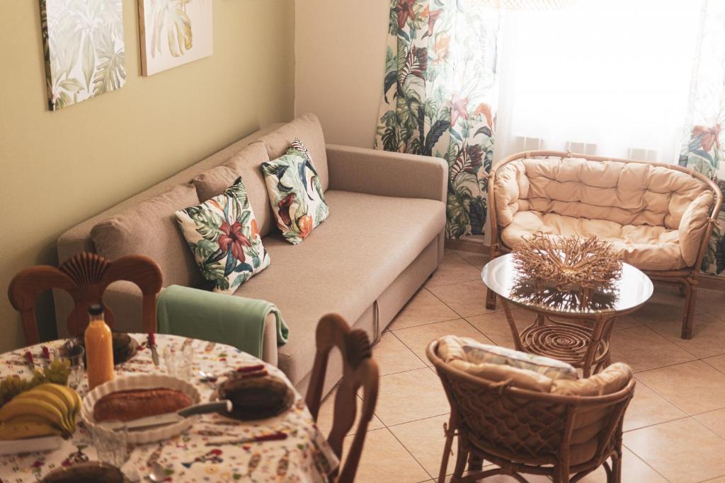 sala de estar con sofá y mesa en Best Houses 19 - Cozy Apartament in Peniche, en Peniche