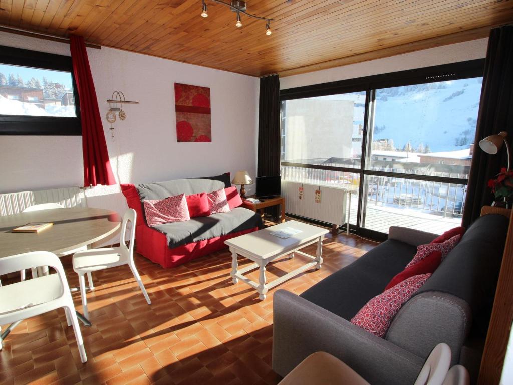 シャンルッスにあるAppartement Chamrousse, 2 pièces, 5 personnes - FR-1-340-38のリビングルーム(ソファ、テーブル付)