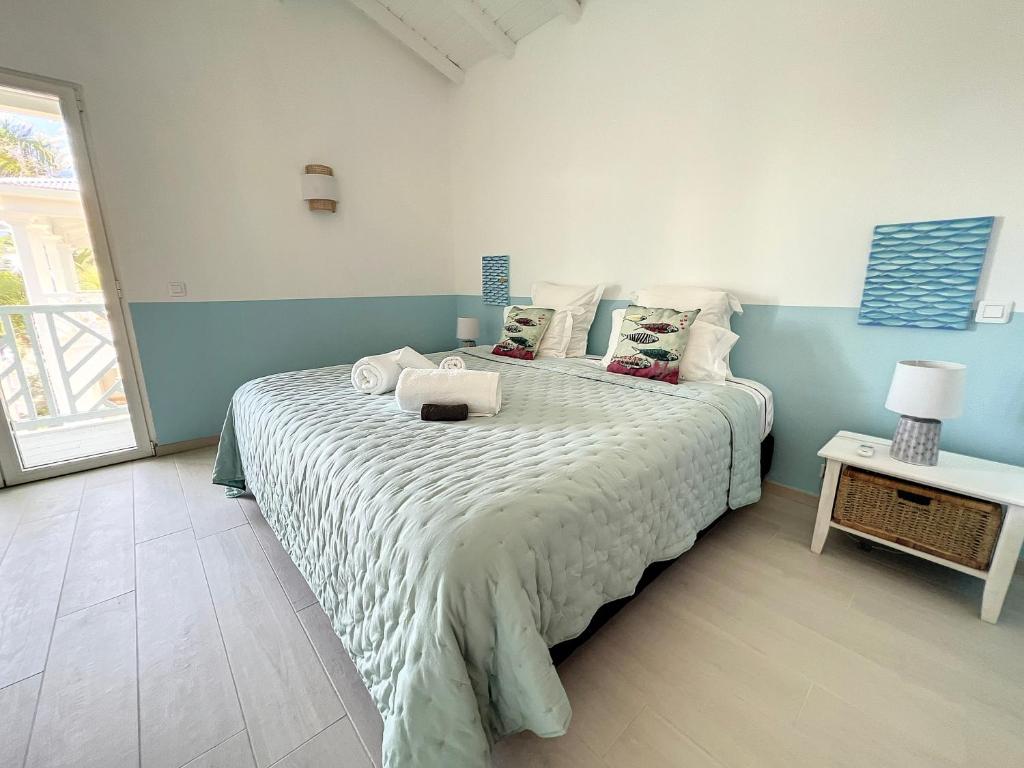 Postel nebo postele na pokoji v ubytování Princess Anouk Beachfront Orient Bay Deluxe 3 BDR