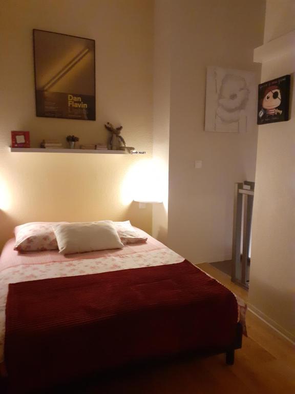 - une chambre avec un lit et une télévision murale dans l'établissement T1bis duplex Hyper centre historique de BX, à Bordeaux