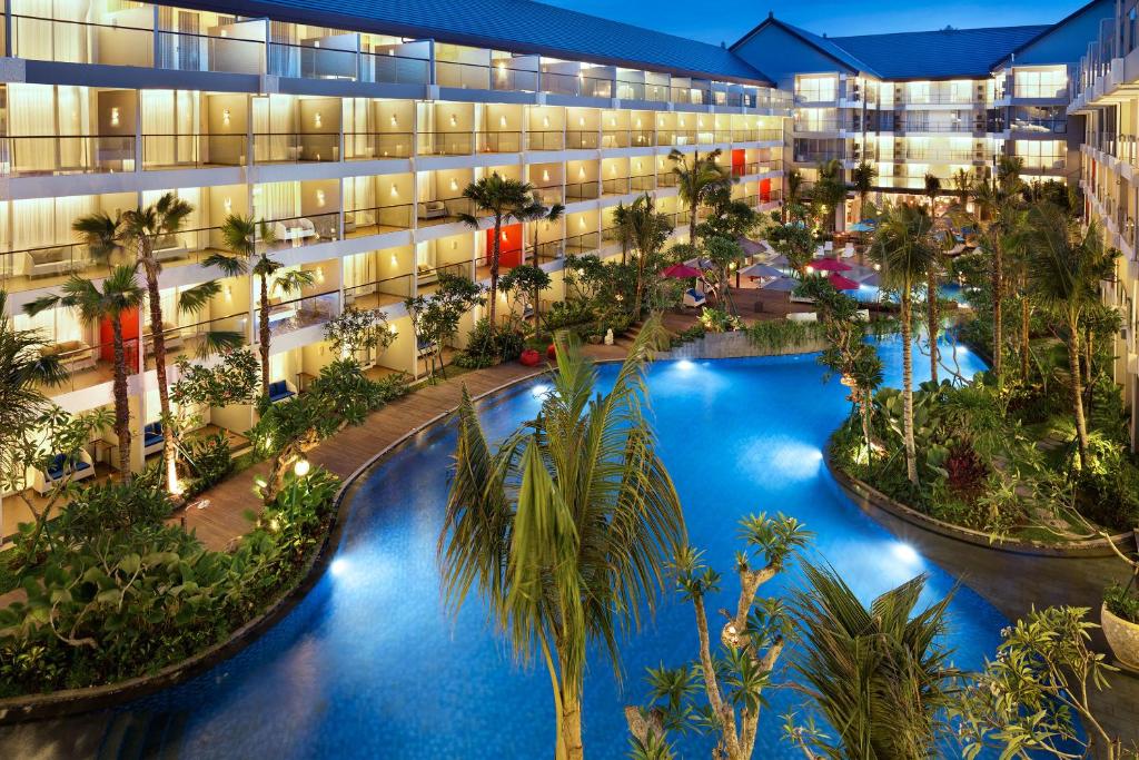 Bazén v ubytování Ramada Encore by Wyndham Bali Seminyak nebo v jeho okolí