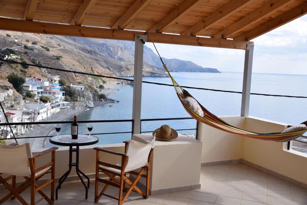 Paránimfoi的住宿－Aeriko House，客房设有吊床,享有海景。