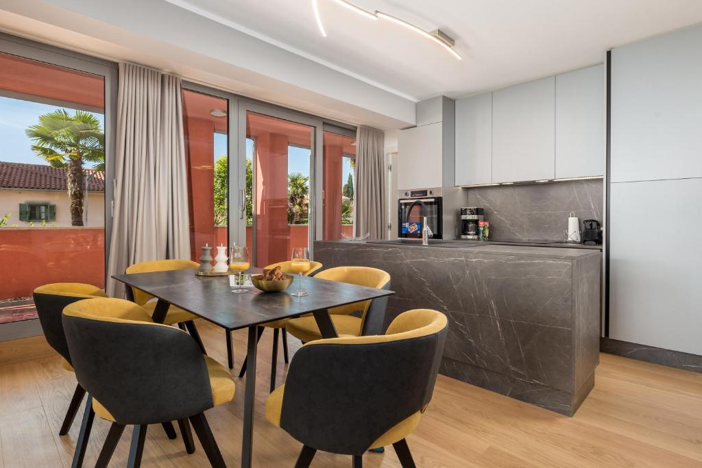 - une cuisine et une salle à manger avec une table et des chaises dans l'établissement Luxury City Center Apartment -50m to the sea, à Opatija