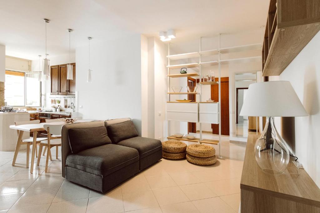 uma sala de estar com um sofá e uma cozinha em Guest House DEA OPI em Roma