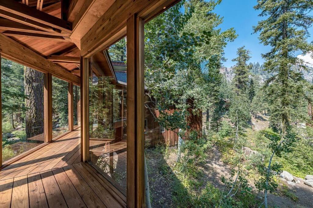 Casa de madera con ventanas grandes y vistas al bosque en Mid-Cent. Redwood Retreat w/ Sparklebridge, en Alpine Meadows