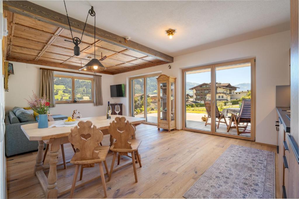 フューゲンにあるLottis Dahuamのテーブルと椅子のあるキッチンとリビングルーム