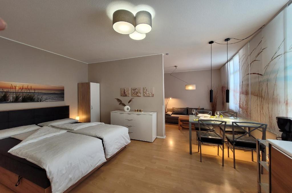 Un dormitorio con una cama y un comedor. en Ferienwohnung Strandburg, en Heringsdorf