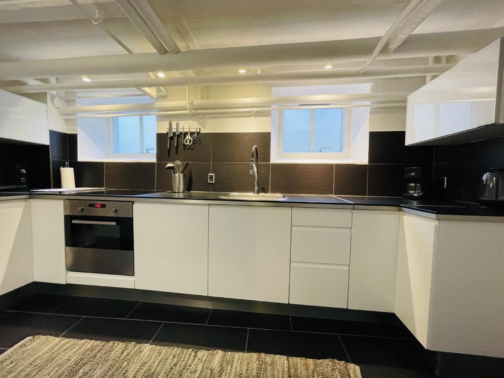 Kuchyň nebo kuchyňský kout v ubytování aday - Modern apartment in the Heart of Aalborg