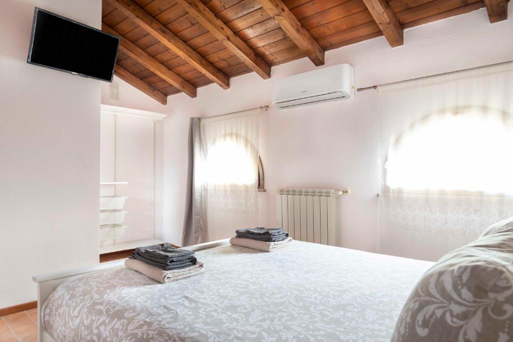 una camera con letto, televisore e finestra di Il Falco a Castellarano