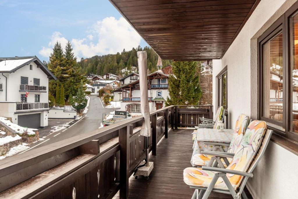 d'un balcon avec des chaises et une vue sur la montagne. dans l'établissement Haus Excelsior Top 29, à Seefeld in Tirol