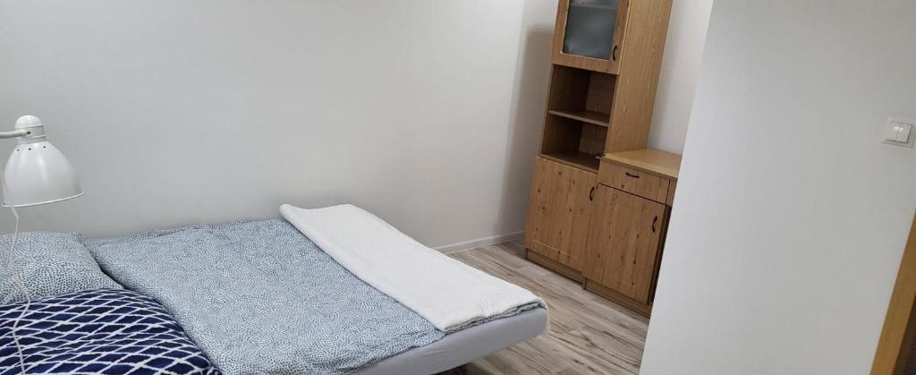 niewielka sypialnia z łóżkiem i szafką w obiekcie Apartament Busko-Zdrój - Franio w Busku Zdroju