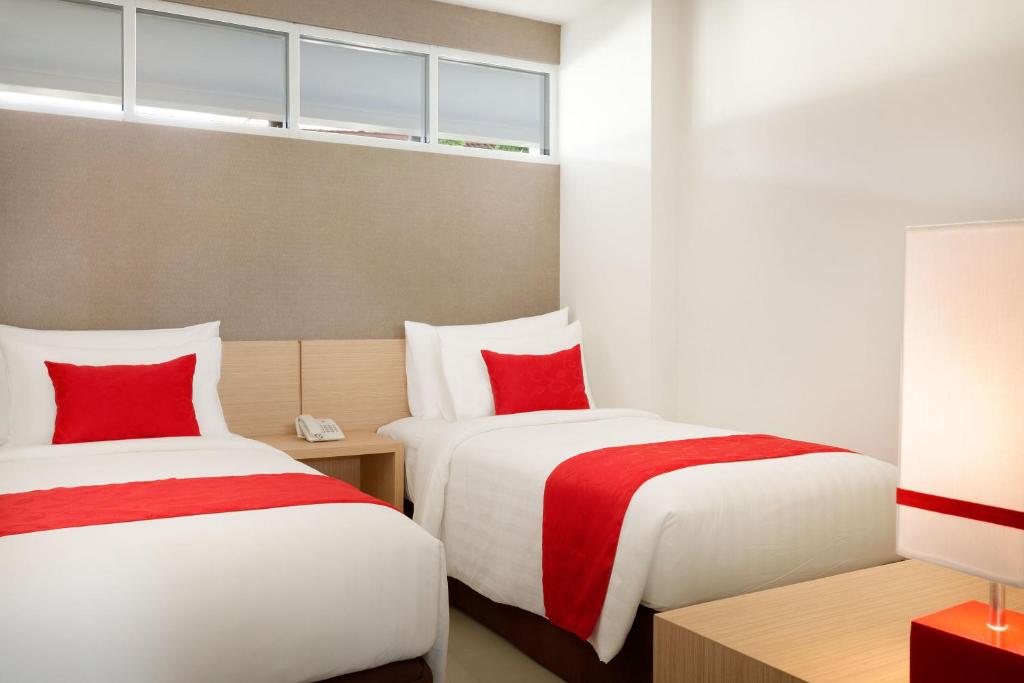 Postel nebo postele na pokoji v ubytování Ramada Encore by Wyndham Bali Seminyak