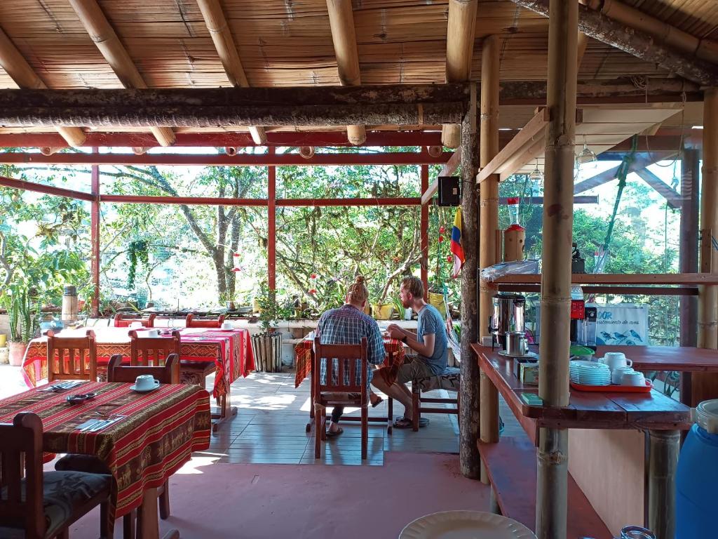 En restaurant eller et andet spisested på Biohostal Mindo Cloud Forest