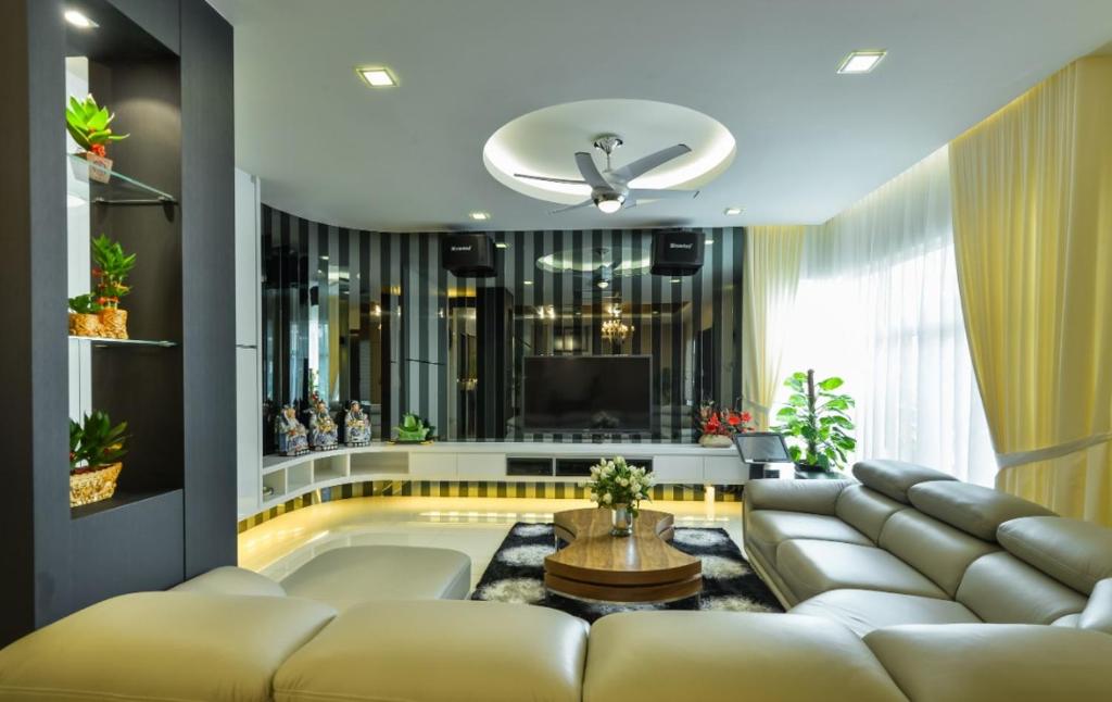 un soggiorno con divano e TV di Bungalow cheras hijauan residence HomeStay 6 bedrooms a Cheras